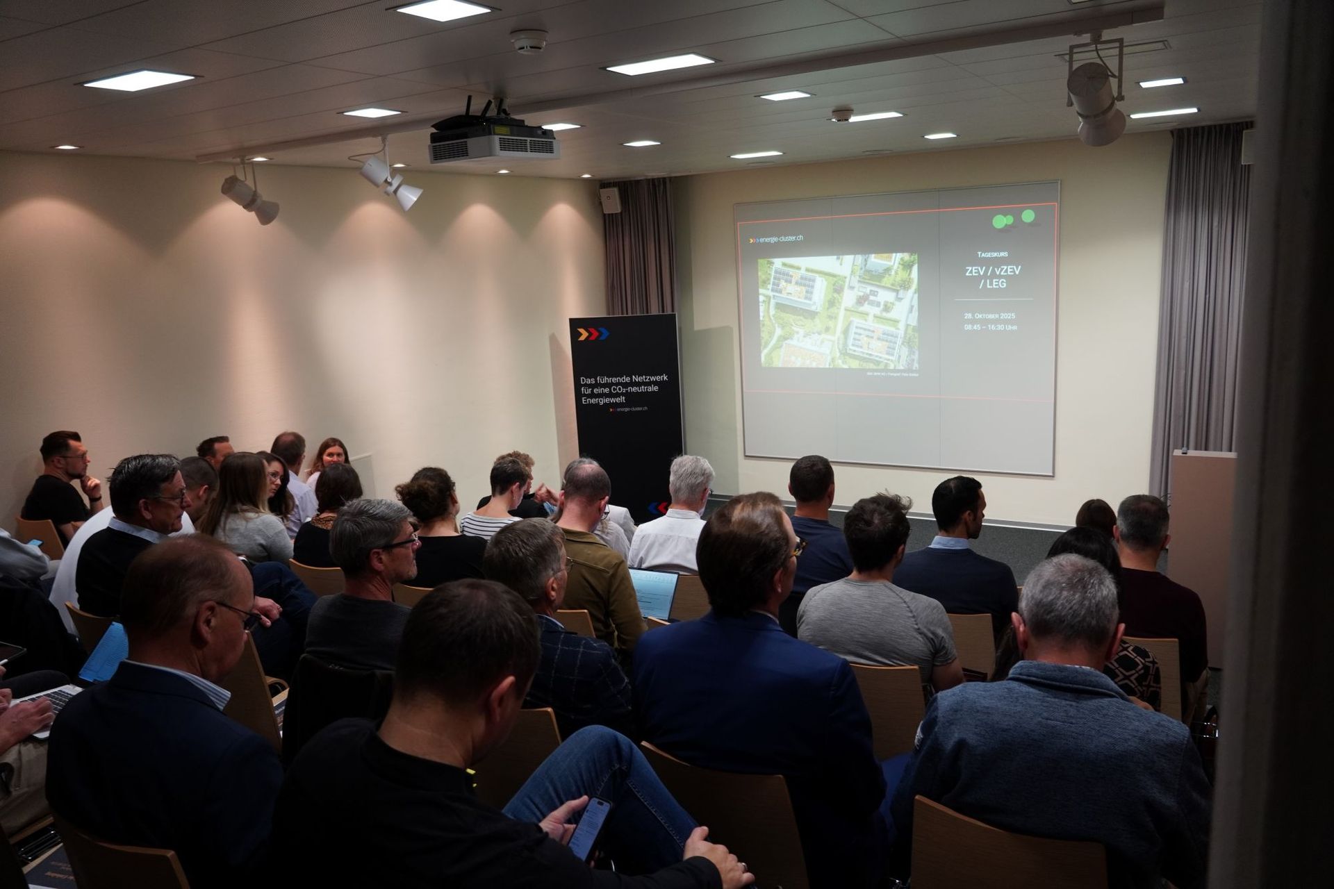 Ausgebuchter Kurs ZEV / LEG zeigt grosses Interesse an gemeinsamer Solarstromnutzung