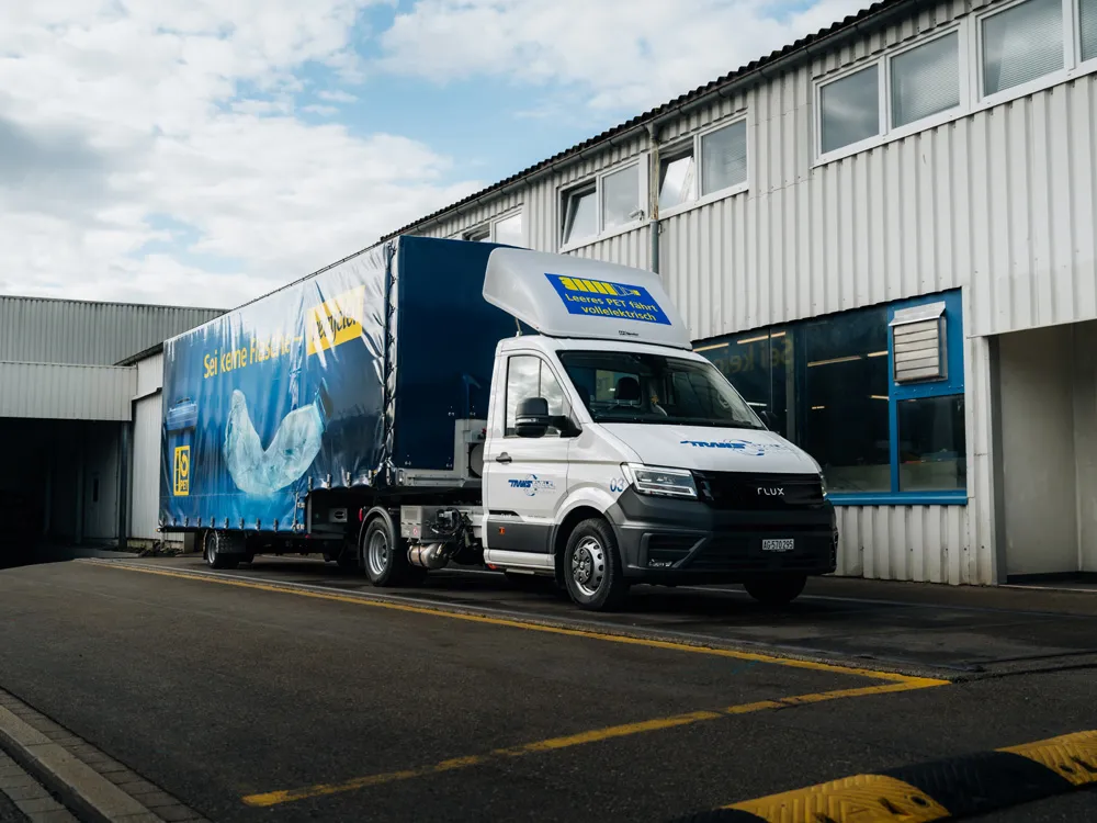 PET-Sammlung mit elektrischem Sattelschlepper