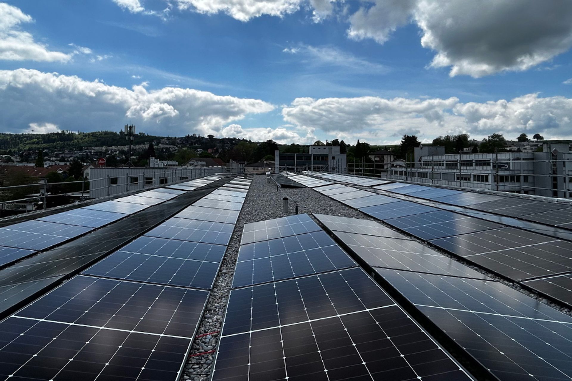 Warum Aufdach-Photovoltaikanlagen zwar nicht schöner dafür aber effizienter sein können als Eingebaute